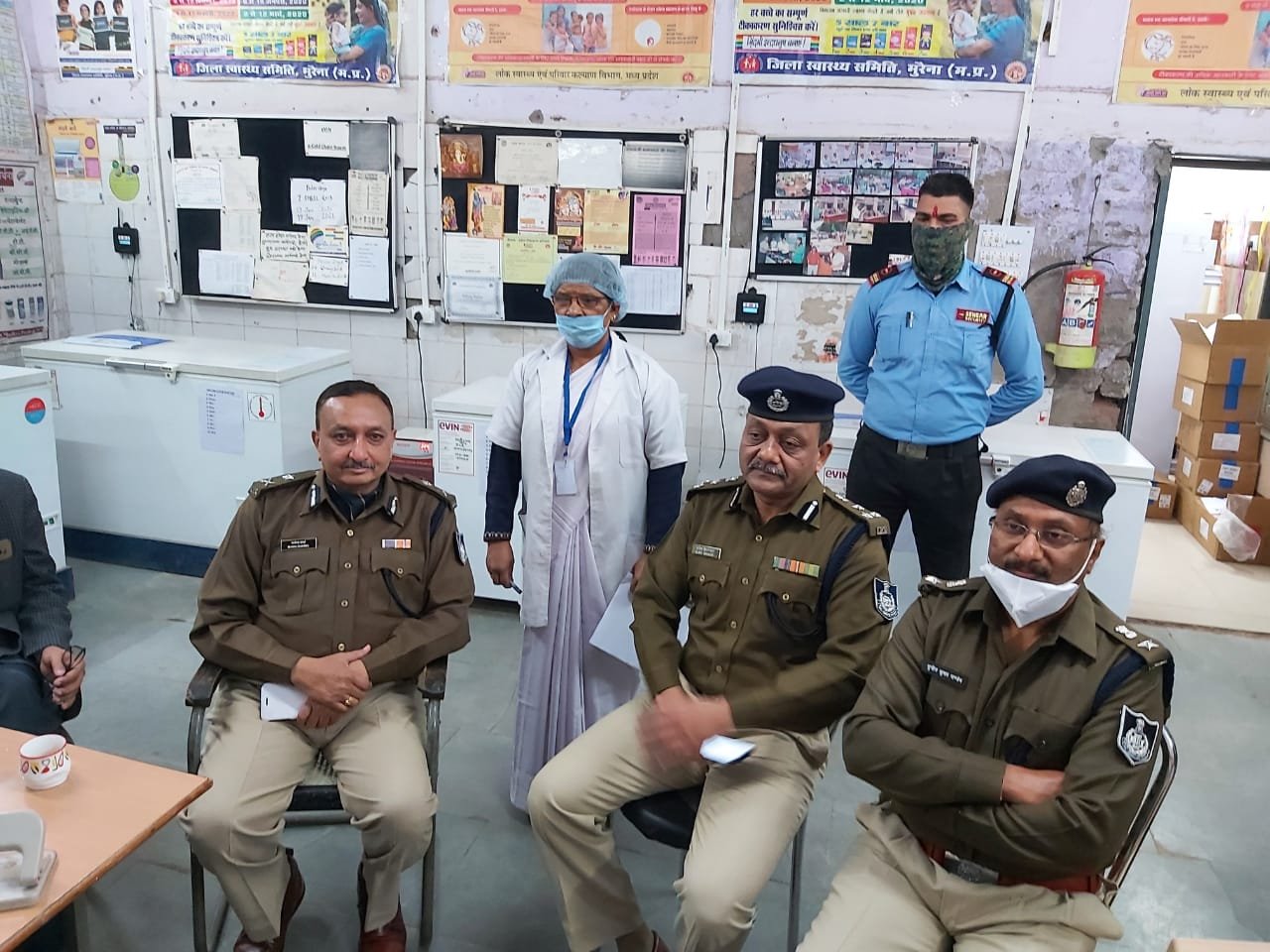 आईजी चम्बल मनोज शर्मा, डीआईजी चम्बल राजेश हिंगणकर, एसपी सुनील कुमार पाण्डेय ने लगवाया टीका | New India Times