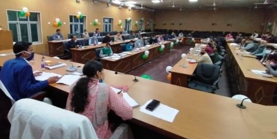 जिलाधिकारी ने मुख्यमंत्री की प्राथमिकता वाले विकास कार्यक्रमों की समीक्षा के दौरान अधिकारियों को दिए आदेश | New India Times