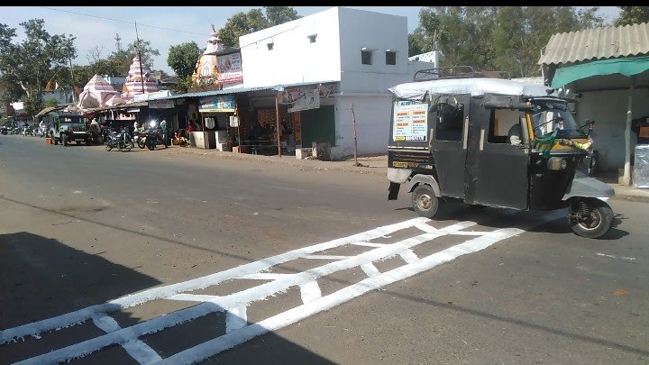 श्री महाकाल सेवा समिति द्वारा ब्रेकरों पर पुताई कर लोगों को दुर्घटना से बचाने के लिए की गई पहल | New India Times