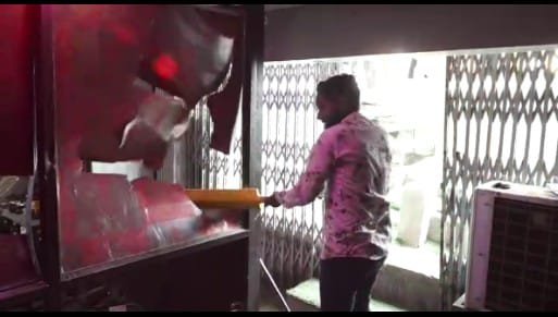 पुलवामा में शहीद हुए जवानों की बरसी पर भोपाल में बीजेपी के पूर्व विधायक के समर्थकों ने जम कर मचाया उत्पात | New India Times