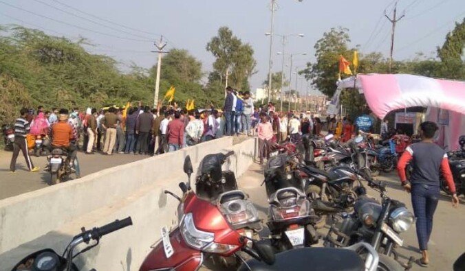 सागर ताल पर राधाकृष्ण मन्दिर की अव्यवस्थाओं से नाराज लोगों ने दिया धरना, सड़क पर लगा जाम | New India Times