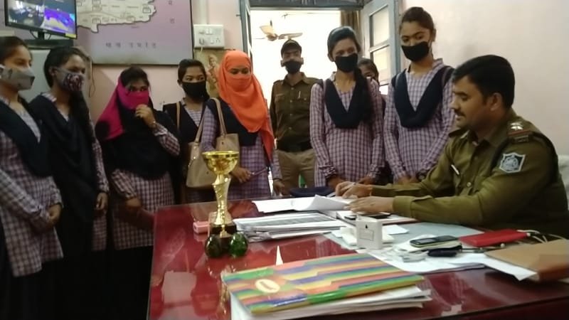 कोरोना काल के बाद डबल हुए वाहन किराये को कम करवाने के लिए छात्राओं ने थाना प्रभारी से की अपील | New India Times