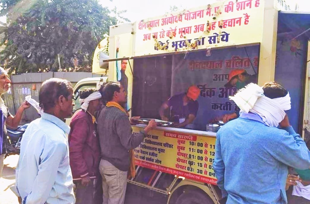 निगमायुक्त श्री वर्मा के निर्देशन में दीनदयाल रसोई द्वारा चलित रसोई भी हुई प्रारंभ | New India Times