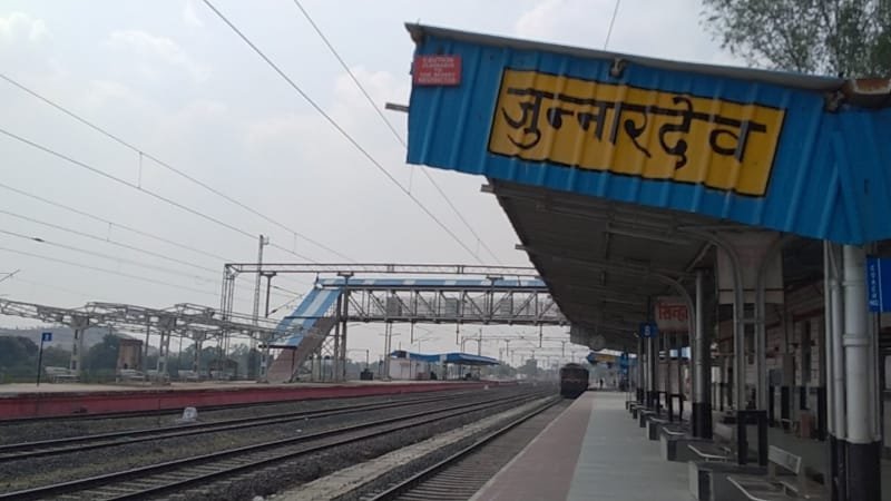 कोरोना काल से बंद पड़ी फास्ट पैसेंजर ट्रेन एवं पातालकोट एक्सप्रेस का यात्रियों को है इंतजार, 1 साल होने को है आखिर कब चालू होगी ट्रेन, बस ऑटो के किराए अधिक होने से आम इंसान कशमकश में | New India Times