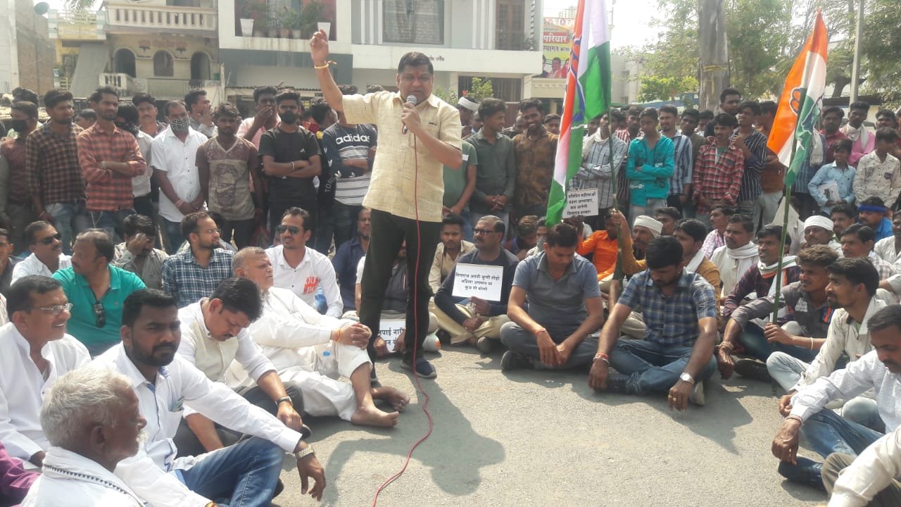 भाजपा जिलाध्यक्ष के खिलाफ एफआईआर की मांग को लेकर कांग्रेसियों ने तीन घंटे तक हाइवे पर लगाया जाम, कार्यवाही नहीं होने पर पूरा जिला बंद करने की चेतावनी | New India Times