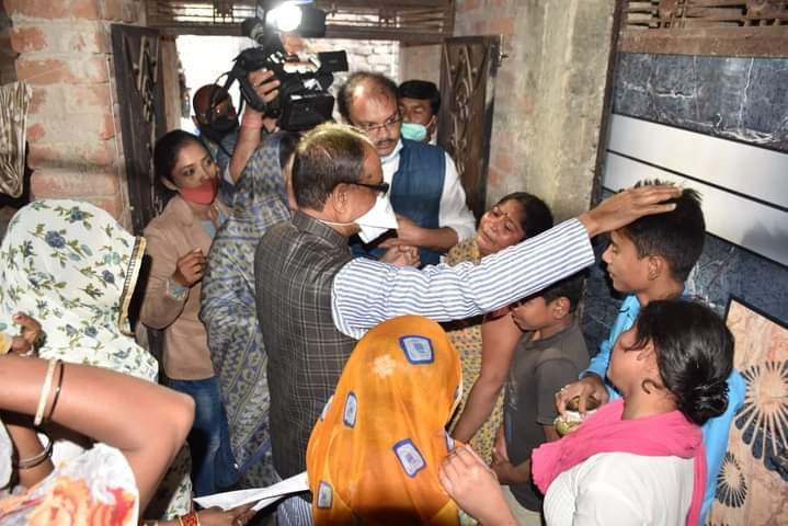 मुख्यमंत्री श्री शिवराज सिंह चौहान बस दुर्घटना में असमय जान गंवा चुके श्याम लाल साकेत के पहुंचे घर, हर संभव मदद का दिलाया भरोसा | New India Times