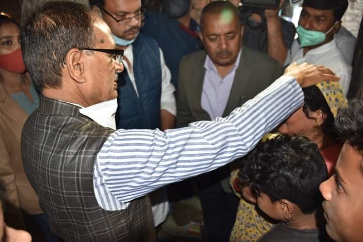 मुख्यमंत्री श्री शिवराज सिंह चौहान बस दुर्घटना में असमय जान गंवा चुके श्याम लाल साकेत के पहुंचे घर, हर संभव मदद का दिलाया भरोसा | New India Times