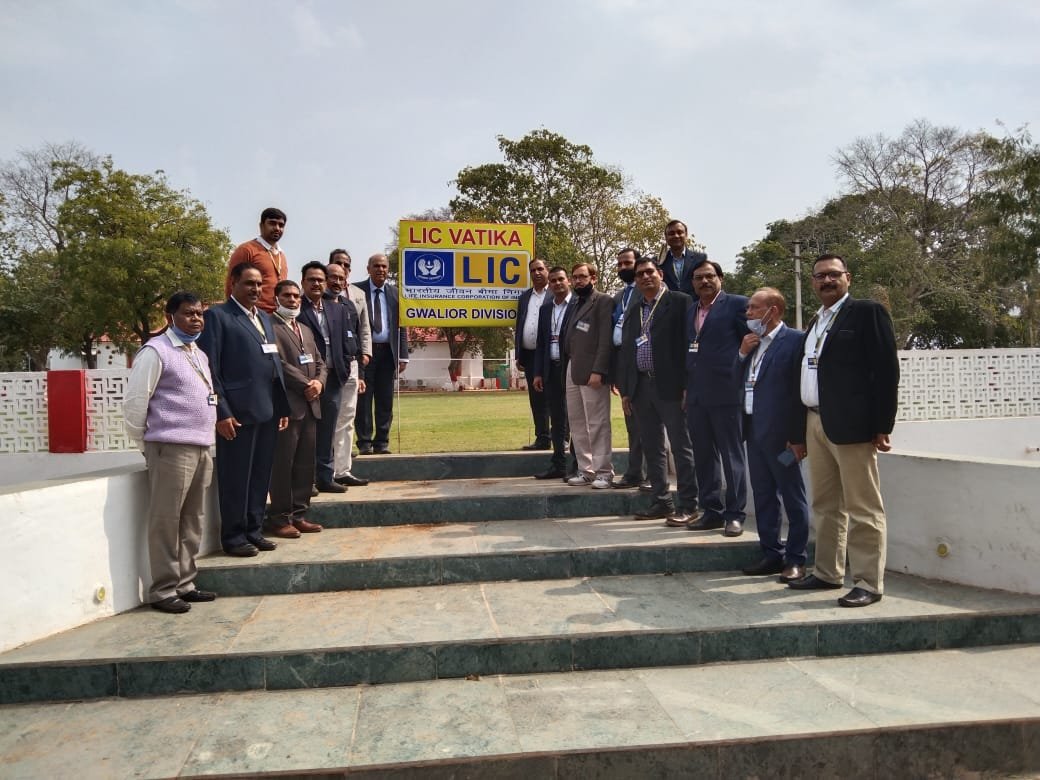 एल आई सी ने कैंट पार्क को लिया गोद | New India Times