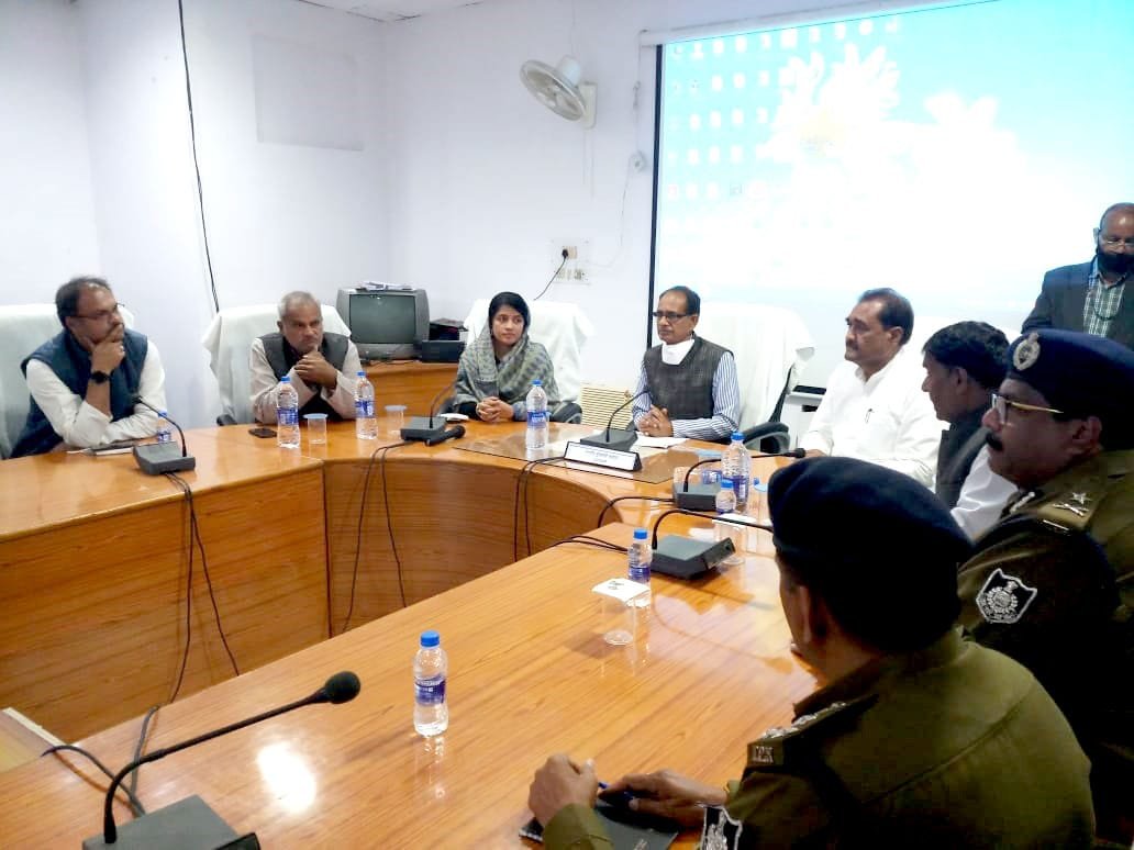 सीधी बस हादसे में मुख्यमंत्री ने एमपीआरडीसी के डीएम, एजीएम, मैनेजर और परिवहन अधिकारी को निलंबित करने के दिए निर्देश | New India Times