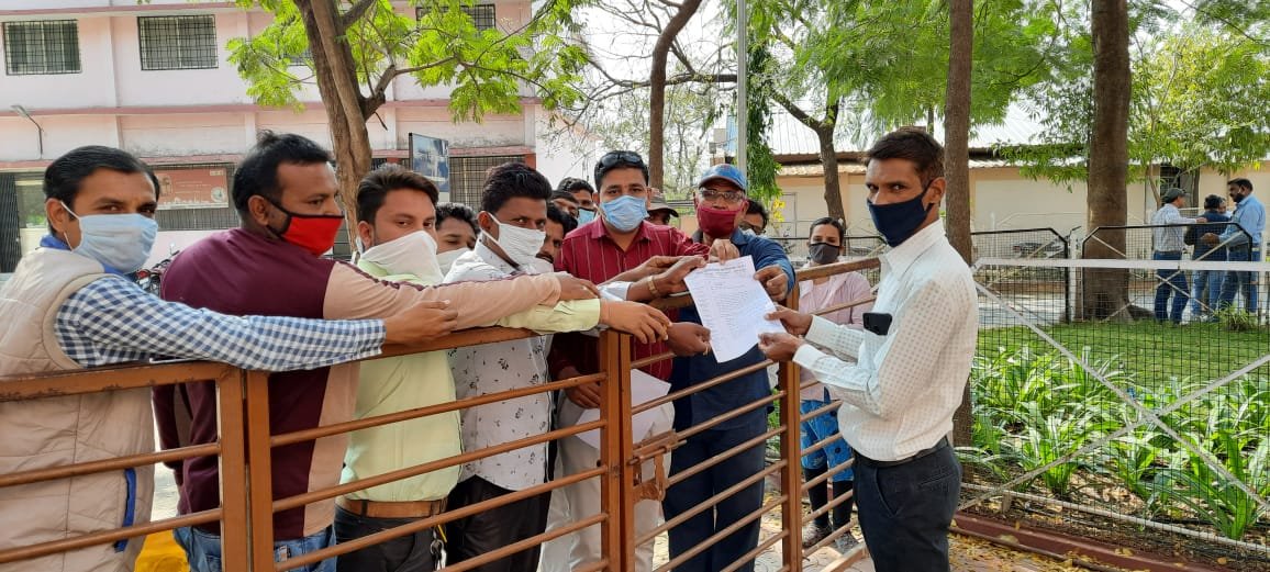 संयुक्त अतिथि शिक्षक संघ द्वारा अपनी मांगों को लेकर मुख्यमंत्री के नाम कलेक्टर को सौंपा गया ज्ञापन | New India Times