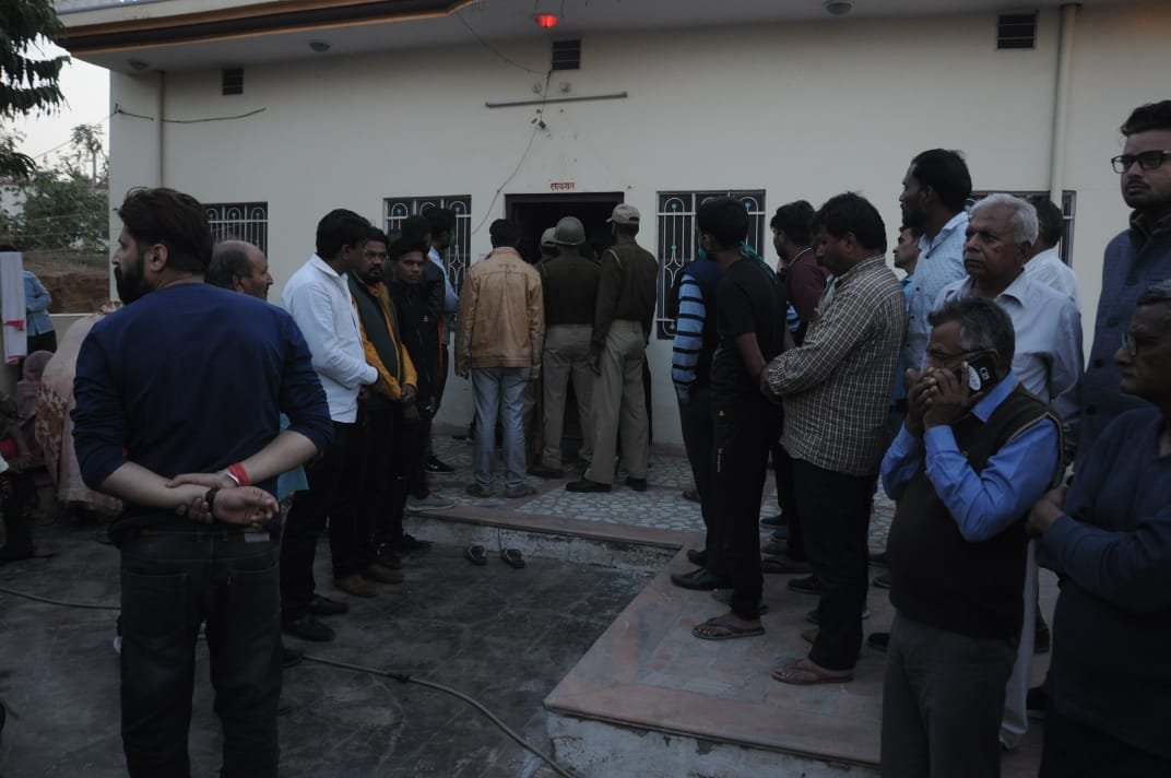 एक ही परिवार के 4 सदस्यों ने एक साथ फांसी लगाकर की आत्महत्या, मानसिक अवसाद में था पूरा परिवार | New India Times