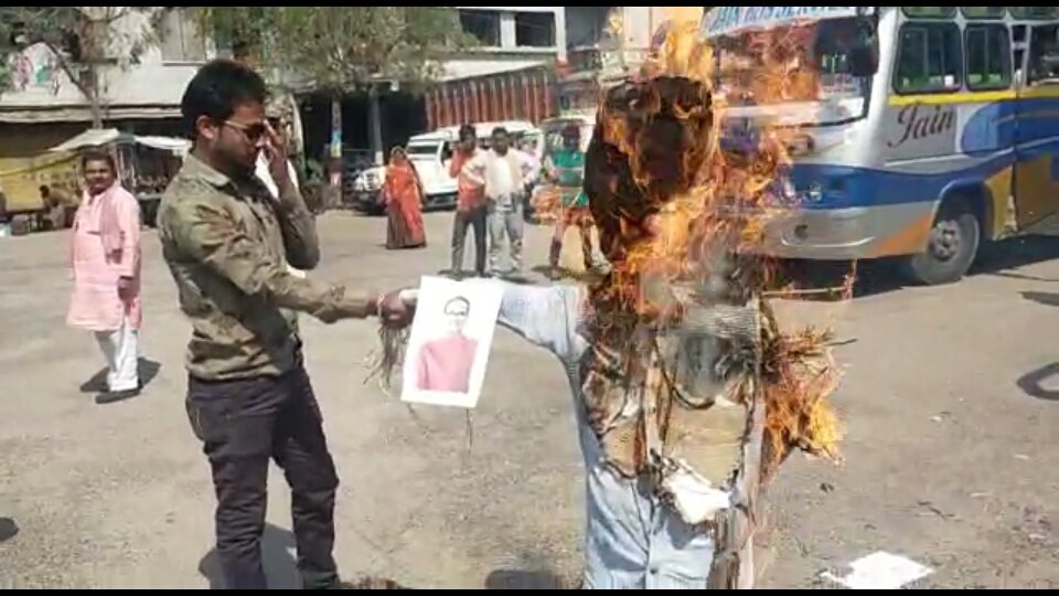 युवक कांग्रेस ने मुख्यमंत्री शिवराज सिंह चौहान का पुतला फूंका | New India Times