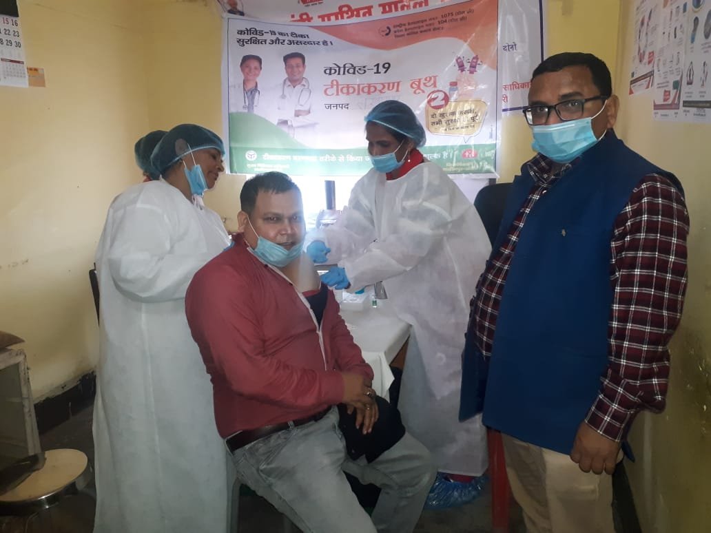 महिला बाल विकास एवं पुष्टाहार विभाग के कर्मचारियों को लगाई गई कोविड 19 टीके की दूसरी डोज, अधीक्षक डॉ0 बी0 के0 स्नेही को टीका लगाकर हुई सत्र की शुरुआत | New India Times
