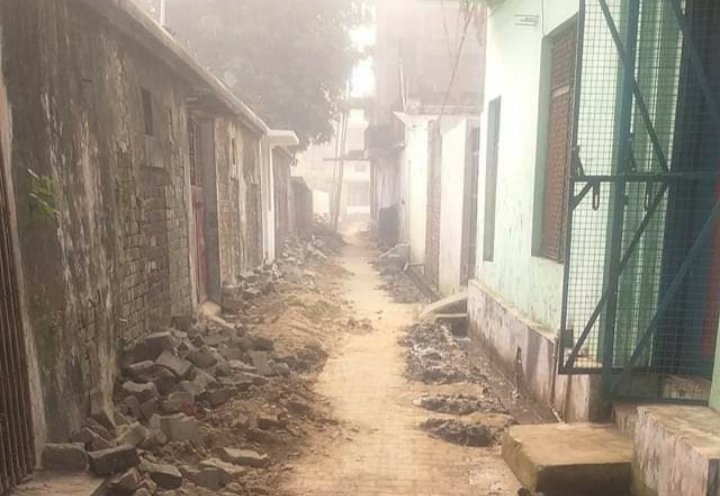 पाइप लाइन डालने के बाद खुदी हुई छोड़ दी गई सड़क, लोगों का निकलना हुआ मुश्किल | New India Times