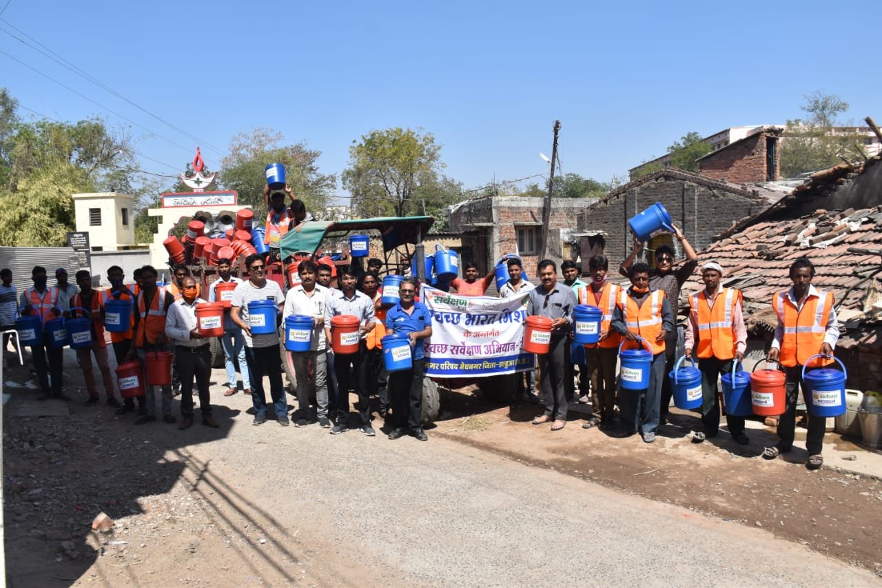 मेघनगर को स्वच्छता में नंबर वन बनाने के लिए नगर परिषद का डस्टबिन वितरण अभियान, मेघनगर के 2000 परिवारों तक निःशुल्क डस्टबिन बांटने का लक्ष्य | New India Times