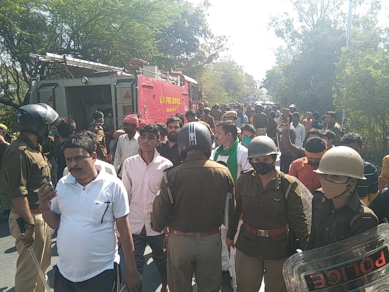 पुलिस भर्ती की तैयारी के लिए सड़क पर सुबह दौड़ लगा रहे दो युवकों को तेज रफ्तार कार ने रौंदा, बीच सड़क पर शव रखकर किया गया प्रदर्शन | New India Times