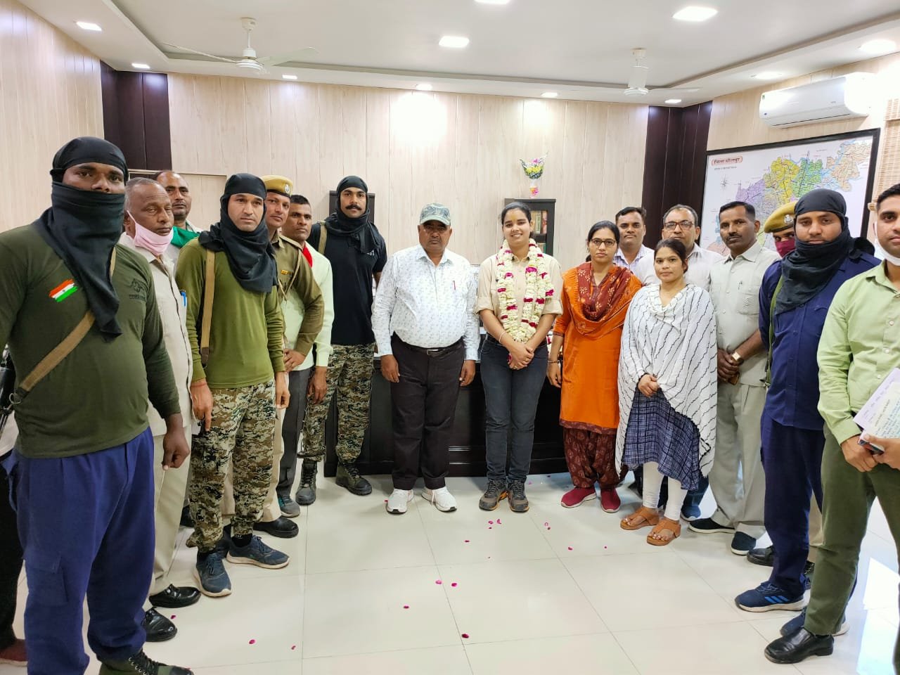 धौलपुर पुलिस अधीक्षक केसर सिंह शेखावत ने हार्डकोर अपराधी धर्मेन्द्र उर्फ लुक्का को छुडाने आये बदमाशों से आरएसी जवान कमर सिंह के साथ मिलकर मुकाबला करने वाली 'ब्रेव गर्ल' वसुंधरा चौहान की बहादुरी को किया सलाम, नियुक्ति के लिए भेजा प्रस्ताव | New India Times