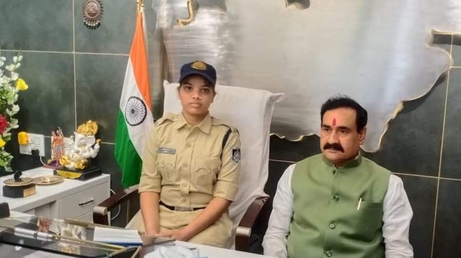 डॉ. मिश्रा ने मीनाक्षी वर्मा को गृह मंत्री की कुर्सी पर बैठाकर किया सम्मानित | New India Times