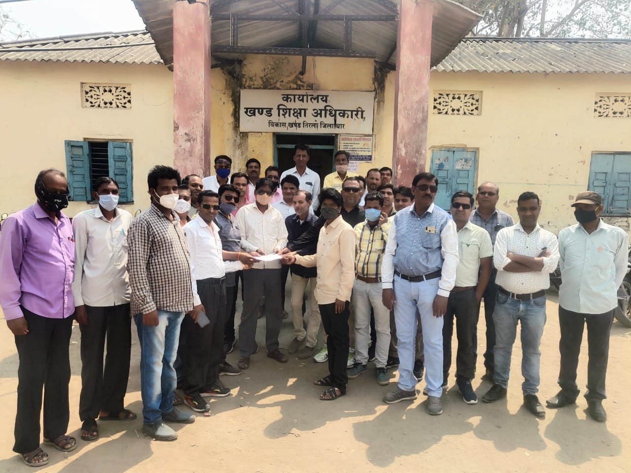 राज्य शिक्षक संघ द्वारा अपनी मांगों को लेकर सौंपा गया ज्ञापन | New India Times