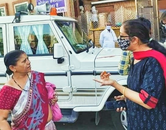 बिना मास्क के पकड़े गए लोगों से वसूला जुर्माना, विद्यार्थियों से लिखवाया निबंध | New India Times