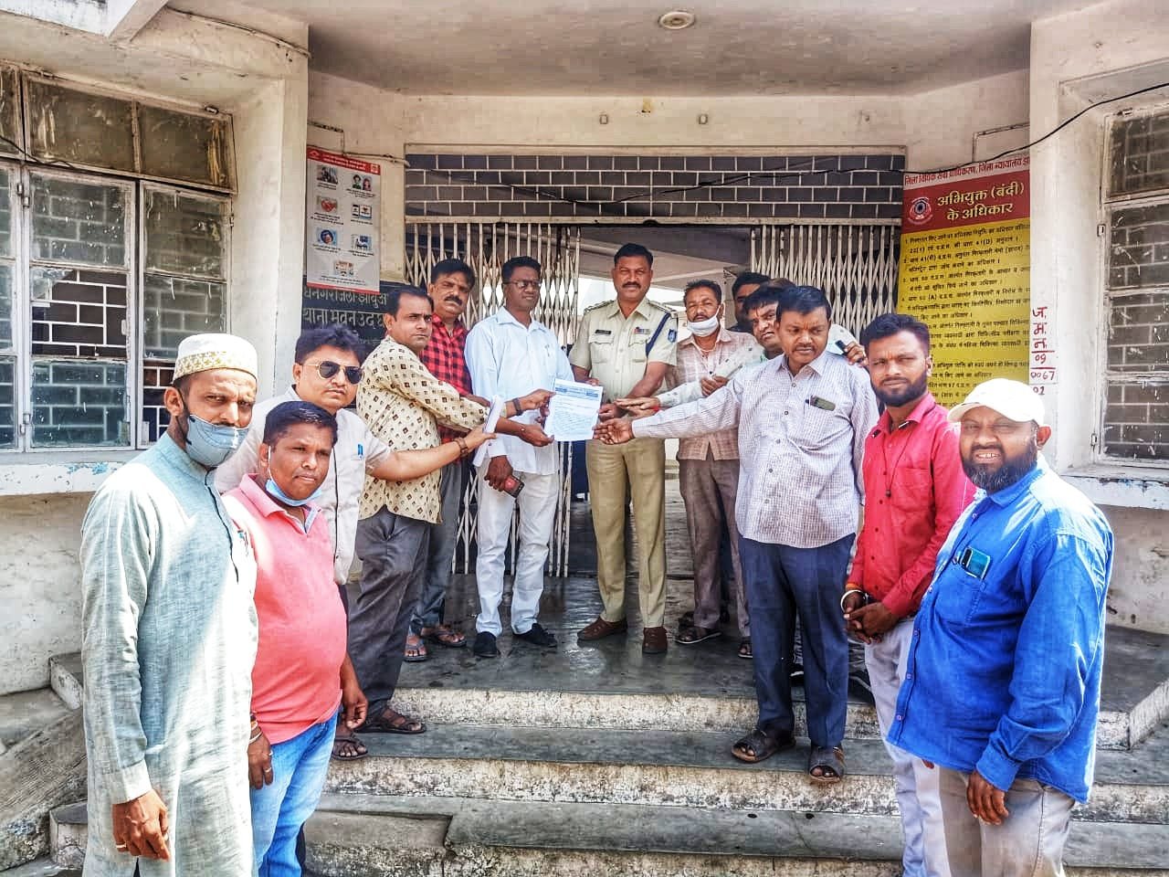 पत्रकारों ने लामबंद होकर रंभापुर चौकी प्रभारी की अभद्र भाषा के खिलाफ निंदा प्रस्ताव पारित कर उच्च अधिकारियों को दिया ज्ञापन | New India Times