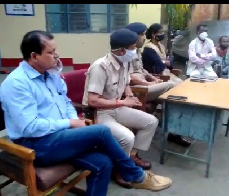 दमुआ थाना परिसर की बैठक में कोरोना सक्रमंण की रोकथाम पर रविवार पूर्णतः दुकानें बन्द रखने पर बनी सहमति | New India Times