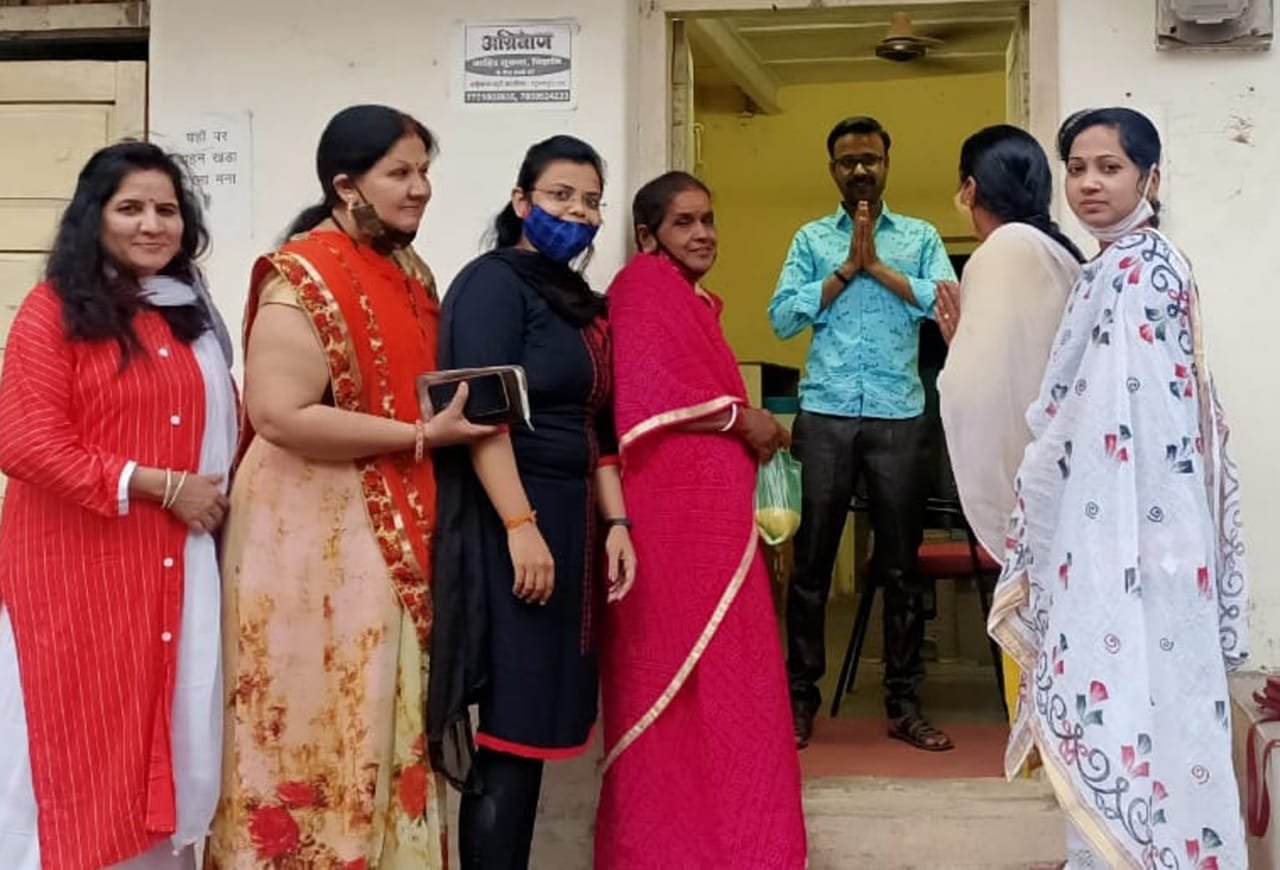 भाजपा महिला मोर्चा ने बांटे पीले चावल | New India Times