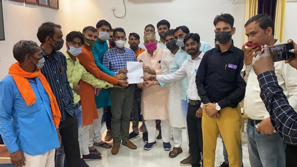 जल संसाधन, मछुआ कल्याण तथा मत्स्य मंत्री तुलसी सिलावट को विकासखंड घाटीगांव ग्वालियर की 6 पंचायतों में घटते भू-जल स्तर के संबंध में भोपाल पहुँच कर सौंपा गया ज्ञापन | New India Times