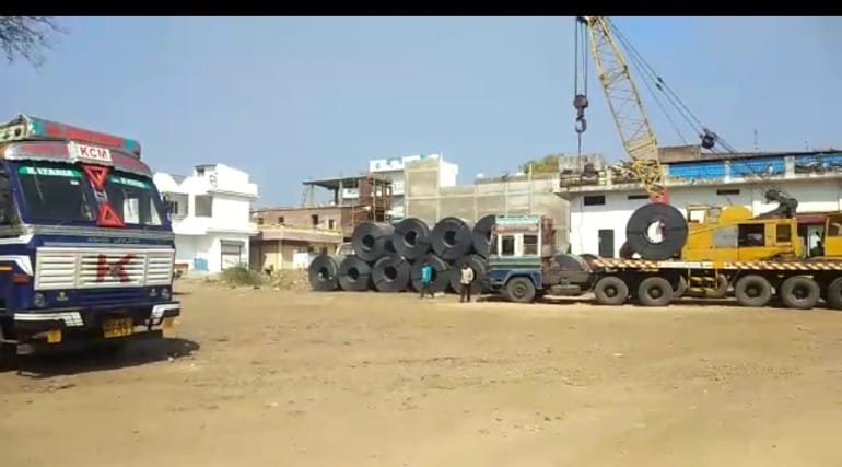 कटारिया ट्रांसपोर्ट के ओवरलोड वाहनों ने बढ़ाई मुश्किलें, ओवरलोड कोयल लोड करने से रेलवे रेक पाइंट व नगर के रोड जर्जर होने के साथ दुर्घटनाओं की बनी हुई है आशंका | New India Times