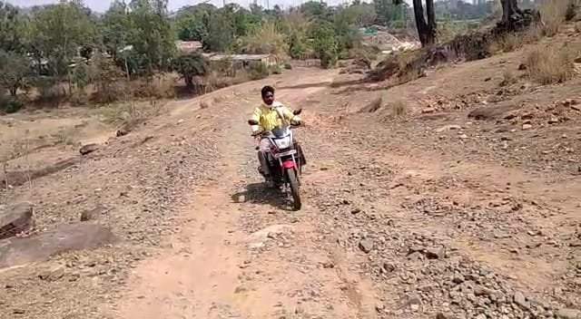 वर्षों बीत गए नहीं बनी सड़क, हो रही हैं दुर्घटनाएं | New India Times