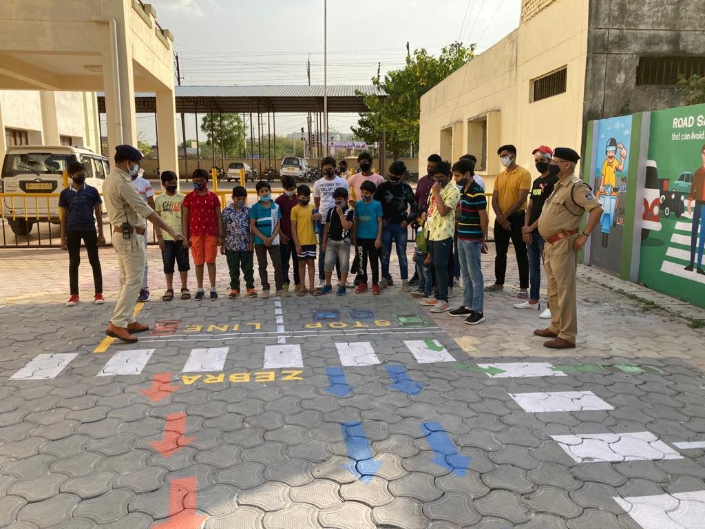 यातायात पुलिस ने बच्चों को कराया ट्रैफिक पार्क का भ्रमण | New India Times
