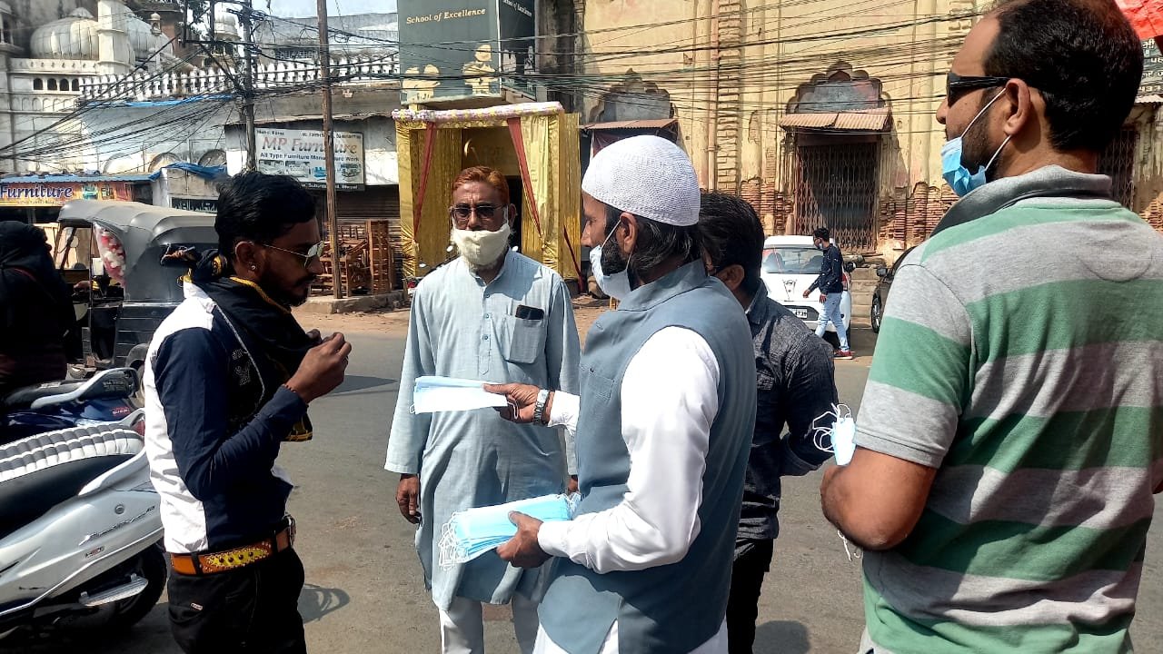 मेरी सुरक्षा मेरा मास्क अभियान के तहत जमीअत उलमा मध्यप्रदेश द्वारा भोपाल में वितरित किये गऐ मास्क | New India Times