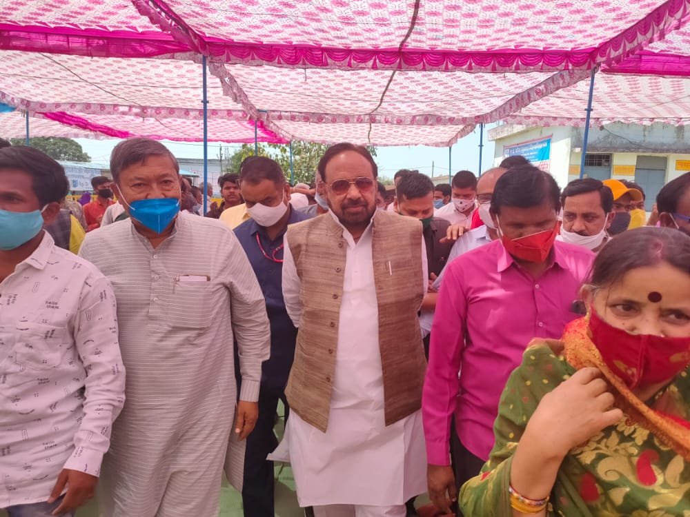 स्नातकोत्तर महाविद्यालय मे भूमि पूजन कार्यक्रम के दौरान मंत्री गोपाल भार्गव ने उड़ाई कोरोना गाइड के नियमों की धज्जियां, बिना मास्क के दिखे मंत्री जी | New India Times