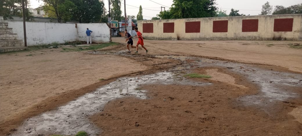 नेहरू स्टेडियम की हो रही है दुर्गति, बीच मैदान से निकल रहे नगरपालिका के टैंकरों व बहते पानी से मैदान को हो रहा है खासा नुकसान, | New India Times