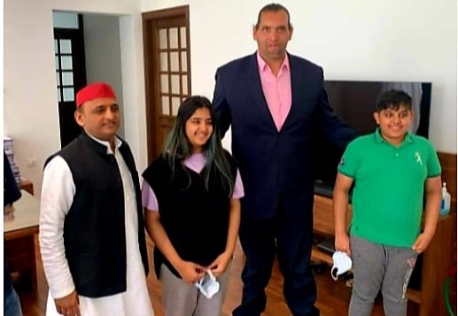 द ग्रेट खली ने लखनऊ में की अखिलेश यादव से मुलाकात, अखिलेश यादव के बच्चों अर्जुन यादव और टीना यादव को फिट रहने के लिए दिये टिप्स | New India Times