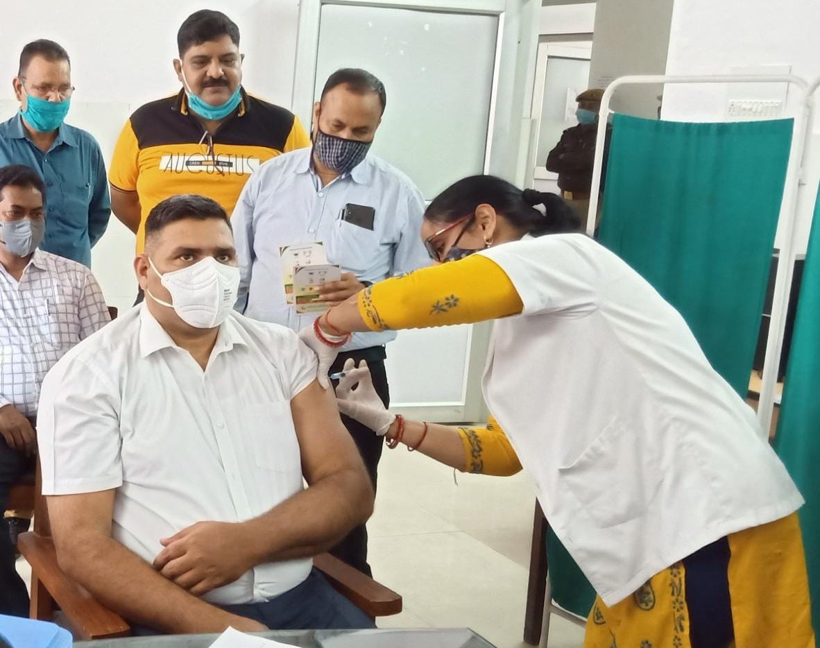 डीएम-एसपी ने लगवाया कोविड वैक्सीन का दूसरा टीका, वैक्सीनेशन के बाद दिनभर कामकाज पर डटे रहे अफसर | New India Times