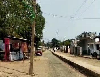 सड़क निर्माण के दौरान नहीं हटाए गए बिजली के पोल | New India Times