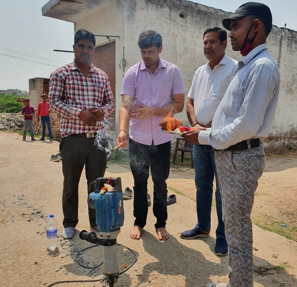 सीवर लाइन कार्य का उद्घाटन नगर परिषद सभापति प्रतिनिधि निशांत सिंह चौधरी ने पूजा अर्चना की | New India Times