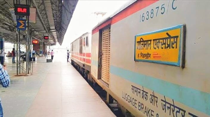 एक साल बाद पटरी पर लौटी गतिमान एक्सप्रेस, प्लेटफार्म टिकट की कीमत तीन 3 गुना बढ़ी, दस की जगह तीस में | New India Times