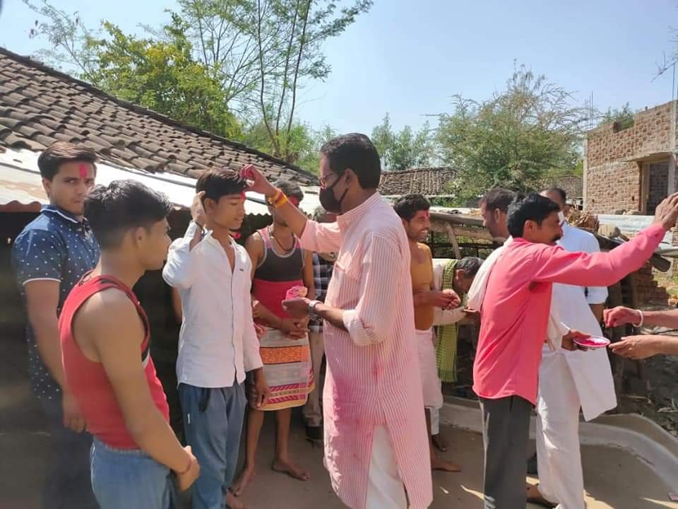 होली पर्व पर क्षेत्र के अनरव वाले घरों में तिलक लगाने पहुंचे विधायक हर्ष यादव व जनपद अध्यक्ष आंचल आठिया | New India Times