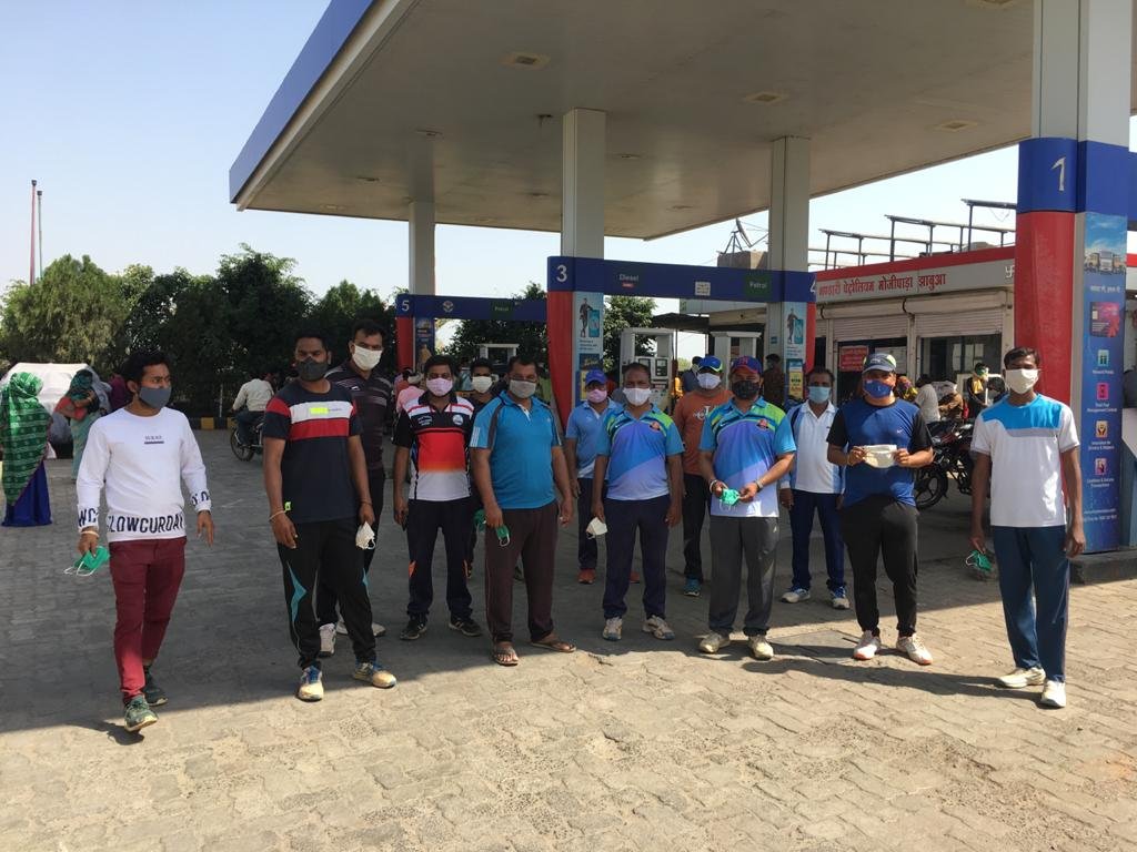 भंडारी पेट्रोल पंप पर और राणापुर चौराहा पर कलेक्टोरेट स्पोर्ट्स झाबुआ ने 'मेरा मास्क, मेरी सुरक्षा' के तहत चलाया मास्क वितरण अभियान | New India Times