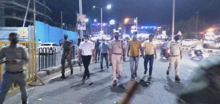 कोरोना वायरस के बढ़ते संक्रमण को देखते हुऐ भोपाल के विभिन्न क्षेत्रों में अधिकारियों ने भ्रमण कर धारा 144 का उल्लंघन करने वालों की दुकानों को किया सील | New India Times