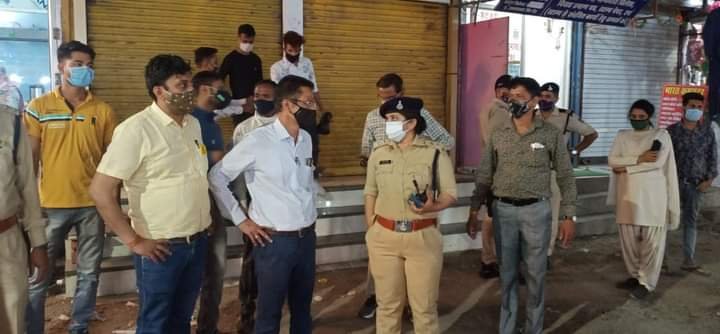 कोरोना वायरस के बढ़ते संक्रमण को देखते हुऐ भोपाल के विभिन्न क्षेत्रों में अधिकारियों ने भ्रमण कर धारा 144 का उल्लंघन करने वालों की दुकानों को किया सील | New India Times