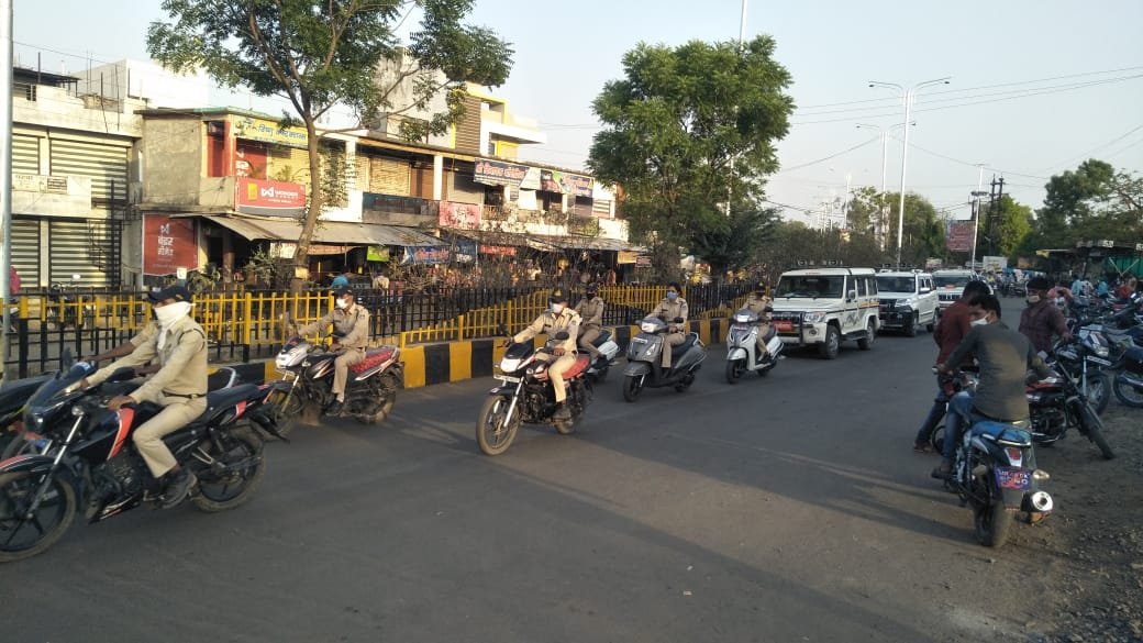 झाबुआ जिले में 2 दिन के लाॅक डाउन से पहले लोगों ने जमकर की खरीदारी, कई व्यापारियों ने सामान के बढ़ाए दाम, प्रशासनिक अधिकारियों ने बैठक कर दिए आवश्यक निर्देश, वहीं शाम को प्रशासन के सायरन के बाद बंद हुए सारे प्रतिष्ठान | New India Times