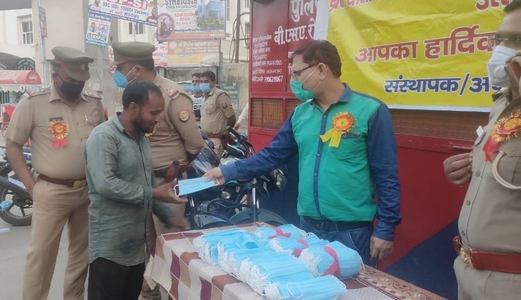 ब्रज यातायात एवं पर्यावरण जन जागरूकता समिति द्वारा मथुरा में लगाया गया मास्क जागरूकता कैंप | New India Times