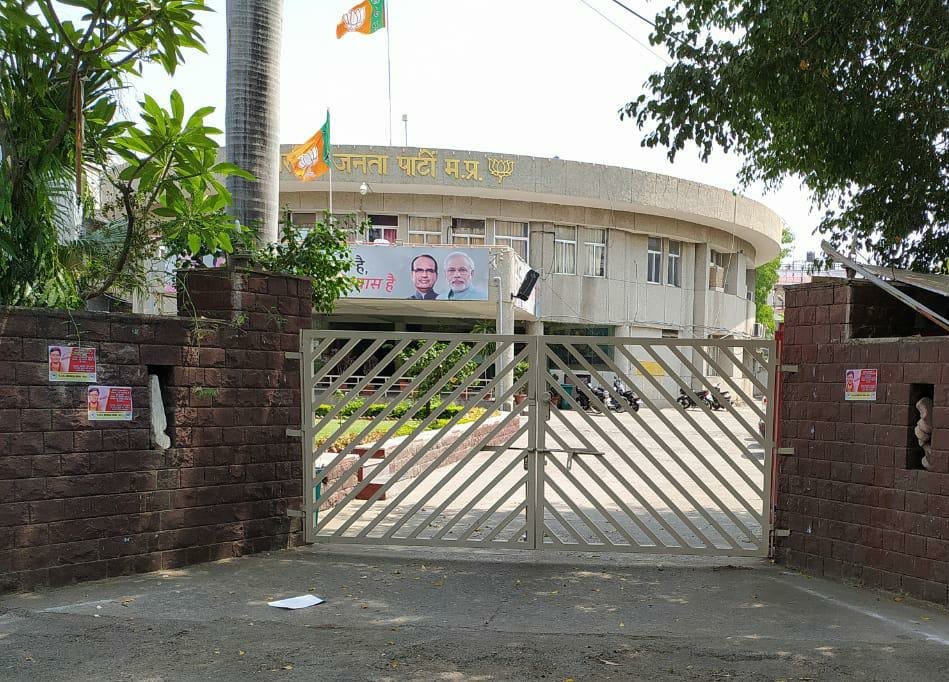 भोपाल में सांसद प्रज्ञा सिंह ठाकुर के लापता होने के लगे पोस्टर | New India Times