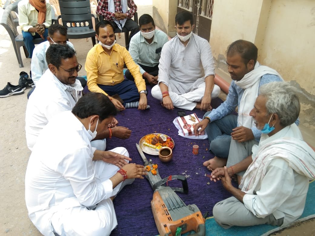 गौशाला वार्ड नम्बर 4 में सीवर लाइन पाइप कनेक्शन का नगर परिषद सभापति प्रतिनिधि एवं पूर्व उपसभापति निशांत सिंह ने विधि विधान से किया शुभारंभ | New India Times