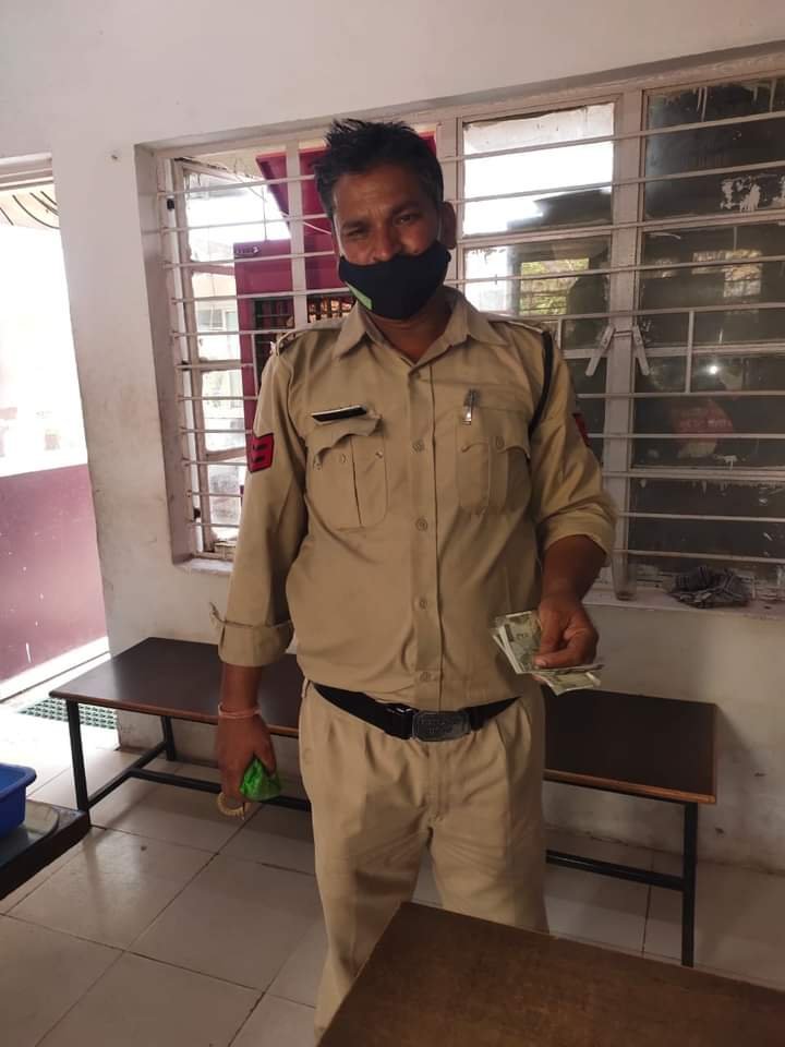 थाना अशोका गार्डन में पदस्थ प्रधान आरक्षक कन्हैयालाल मेहर ने पेश की मानवता की मिसाल | New India Times