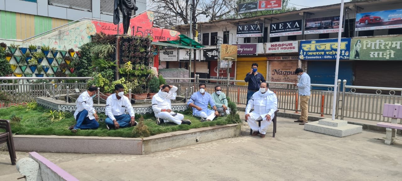 कोरोना महामारी के दौरान लगातार हो रही मौतों और जिला प्रशासन द्वारा जारी लापरवाही व अव्यवस्थाओं के विरोध में विधायकों का धरना प्रदर्शन | New India Times