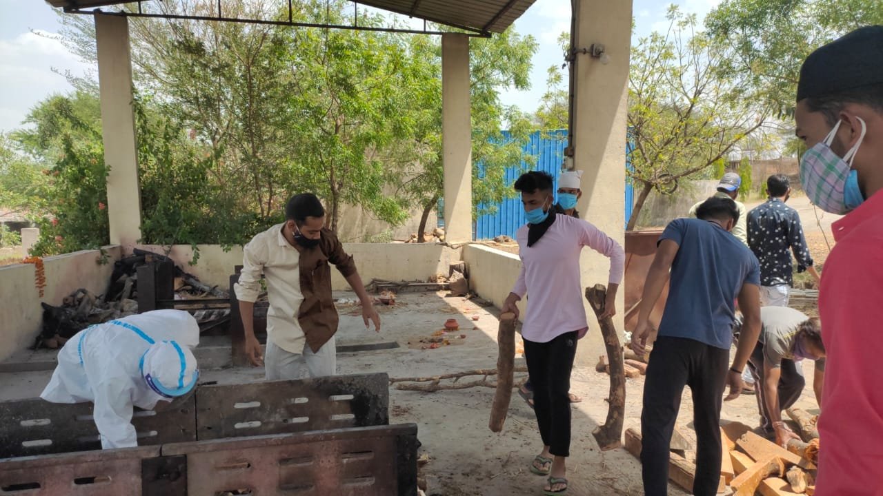 मुस्लिम समाज के युवाओं ने पेश की इंसानियत की मिसाल, जैन समाज की कोरोना पॉजिटिव से देहांत हुई महिला का किया अंतिम संस्कार | New India Times